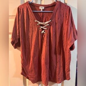 BKE Women's Rust Lace-Up Tee